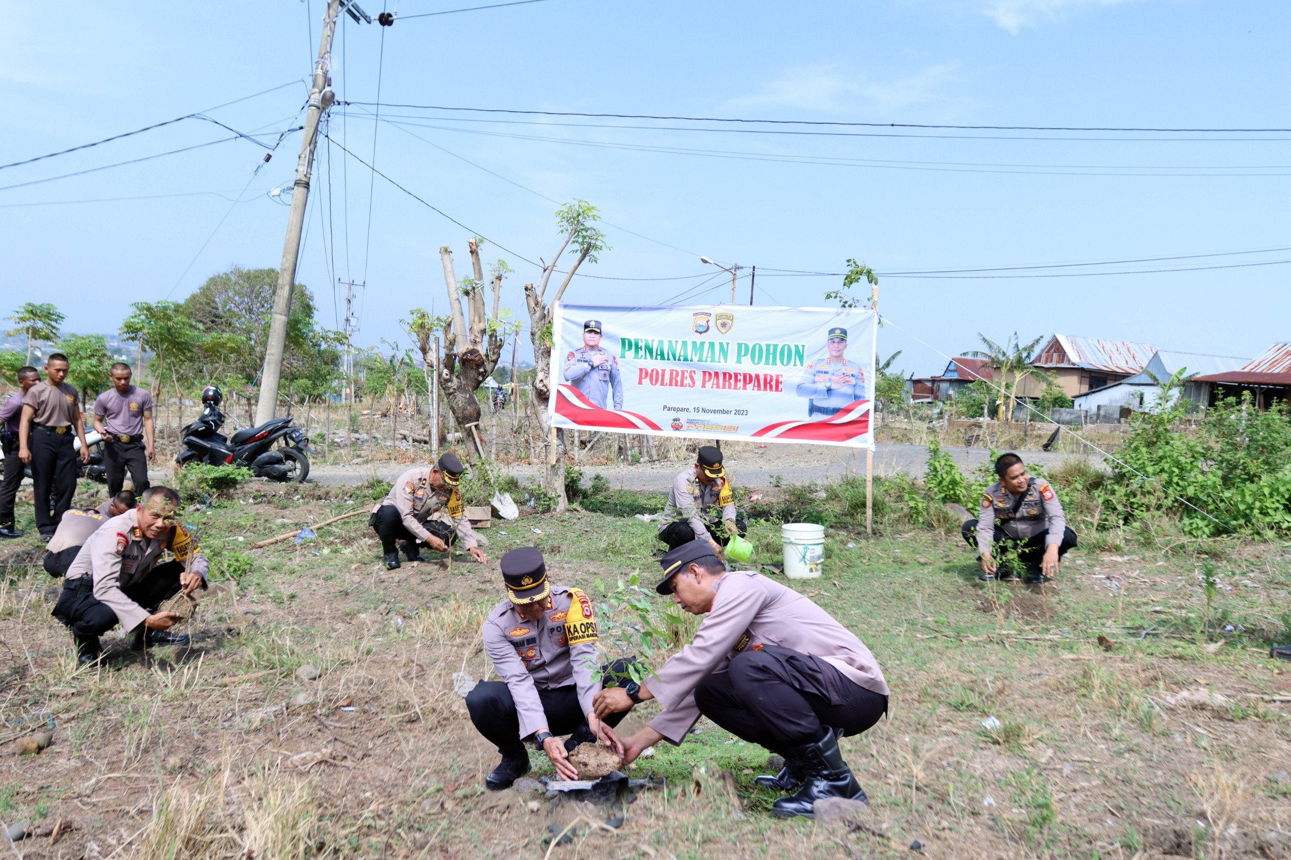 Gerakan Menanam Sejuta Pohon Serentak, Polres Parepare Tanam Ratusan Bibit Pohon Ketapang dan Tanjung