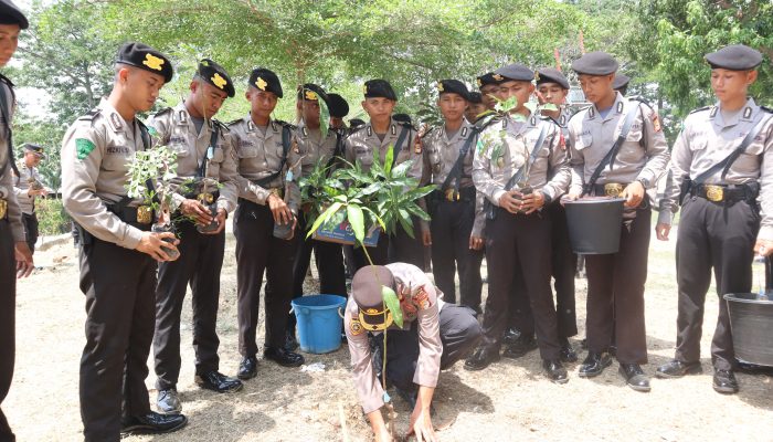 Dukung Penanaman 10 Juta Pohon, Polres Wajo Melakukan Penanaman Pohon Secara Serentak