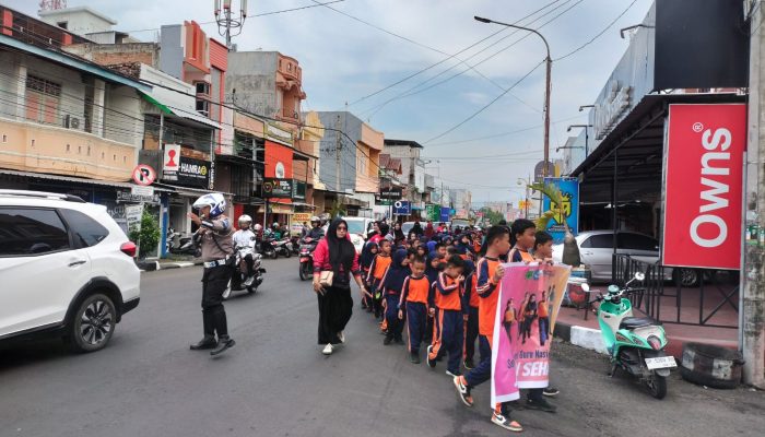 Personil Unit Lalulintas Polsek Watang Sawitto Laksanakan Pengamanan Lalulintas Dalam Rangka Jalan Sehat Sdensa Pinrang
