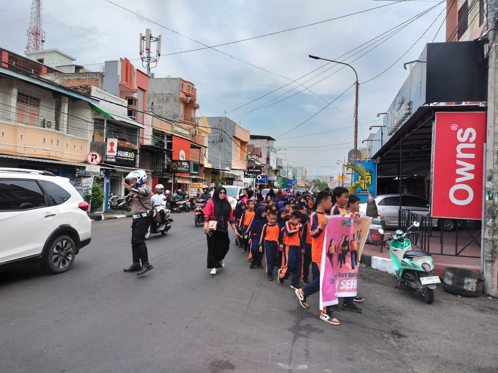 Personil Unit Lalulintas Polsek Watang Sawitto Laksanakan Pengamanan Lalulintas Dalam Rangka Jalan Sehat Sdensa Pinrang