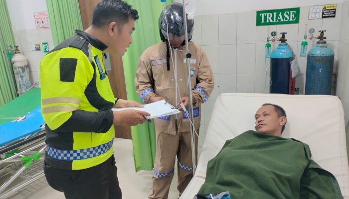 Out Of Control, Minibus Ini Terjun Ke Sungai Akibatkan Supir Luka Luka dan 1 Orang Meninggal Dunia