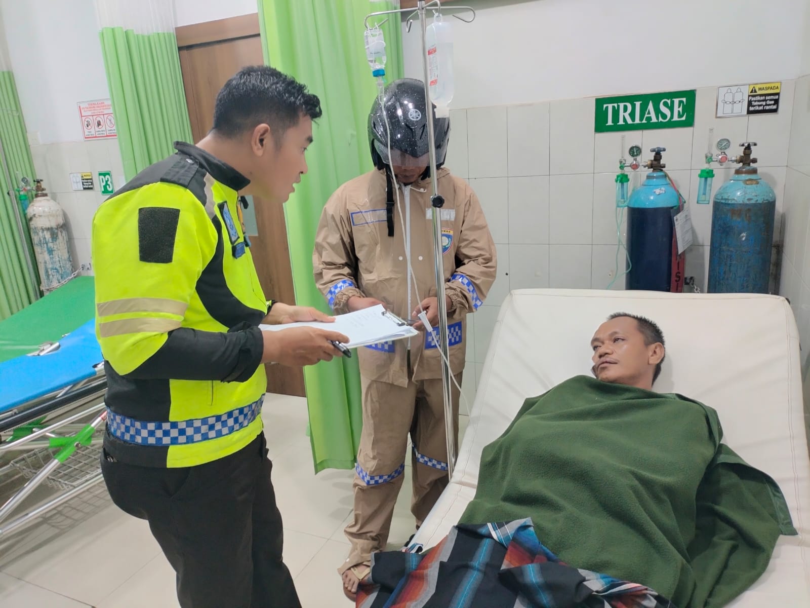 Out Of Control, Minibus Ini Terjun Ke Sungai Akibatkan Supir Luka Luka dan 1 Orang Meninggal Dunia