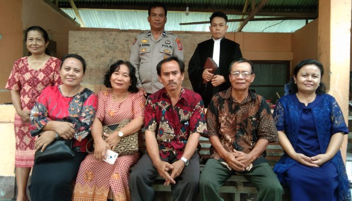 Polsek Majauleng Polres Wajo Laksanakan Program Minggu Kasih di Gereja Toraja Bottobenteng