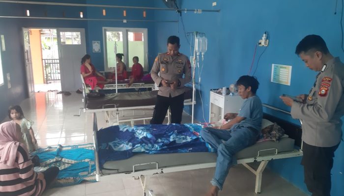 Peduli Terhadap Sesama, Kapolsek Sabbangparu Polres Wajo Besuk Warganya di Puskesmas