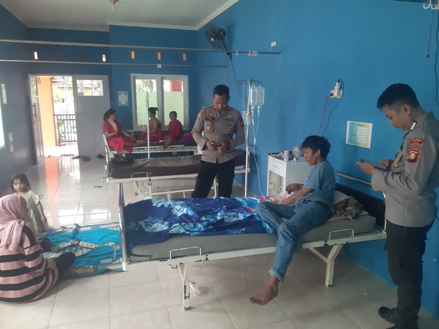 Peduli Terhadap Sesama, Kapolsek Sabbangparu Polres Wajo Besuk Warganya di Puskesmas