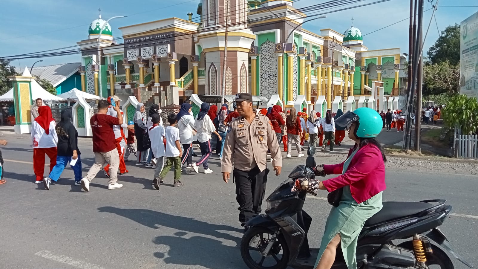Polsek Watang Pulu Polres Sidrap Berikan Pengamanan Gerak Jalan Santai Peringati Hari Guru Nasional