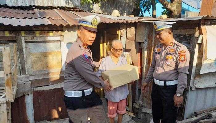 Satlantas Polres Bone Patroli Sambil Berbagi
