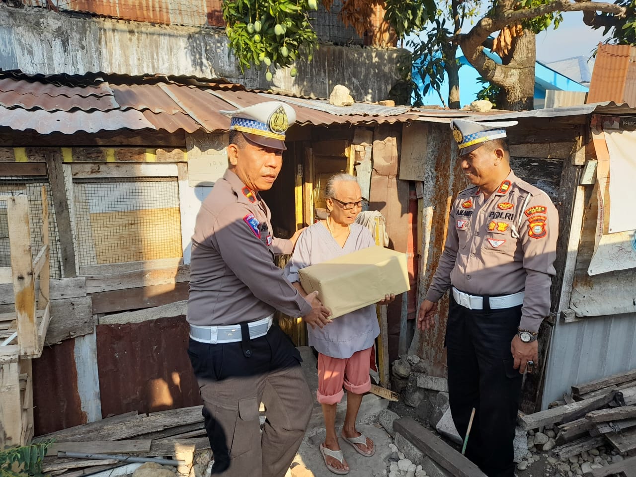 Satlantas Polres Bone Patroli Sambil Berbagi