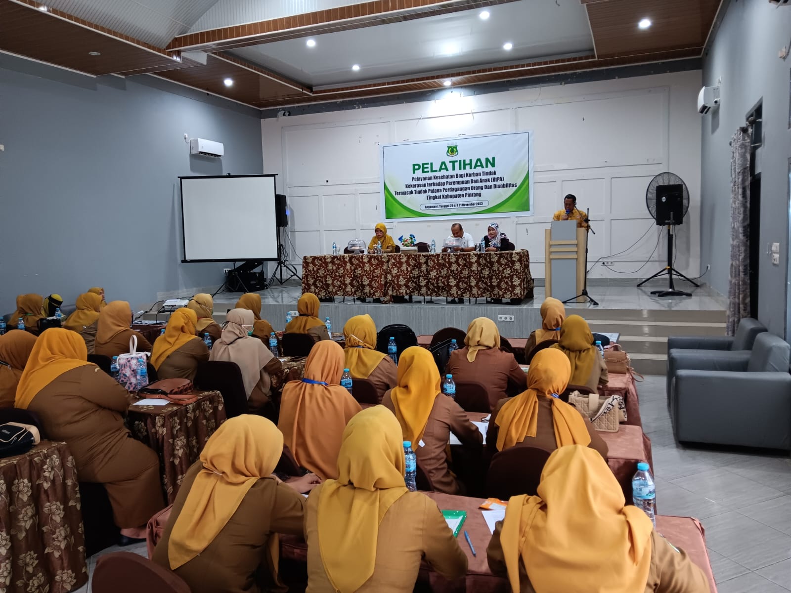 Kasat Reskrim Polres Pinrang Sebagai Narasumber Dalam Rangka Pelatihan Pelayanan Kesehatan