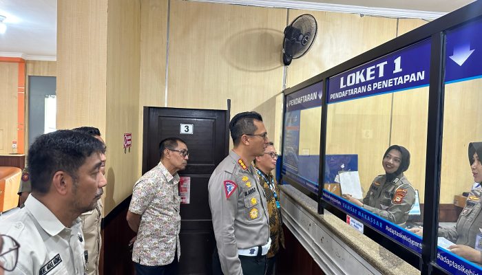 Pastikan Pelayanan Prima, Dirlantas Polda Sulsel Sidak Samsat Makassar
