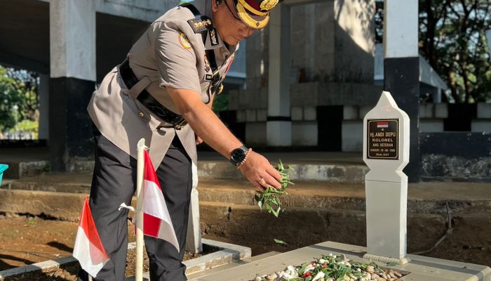 Karo SDM Polda Sulsel Ziarah dan Tabur Bunga HUT Korpri Ke-52