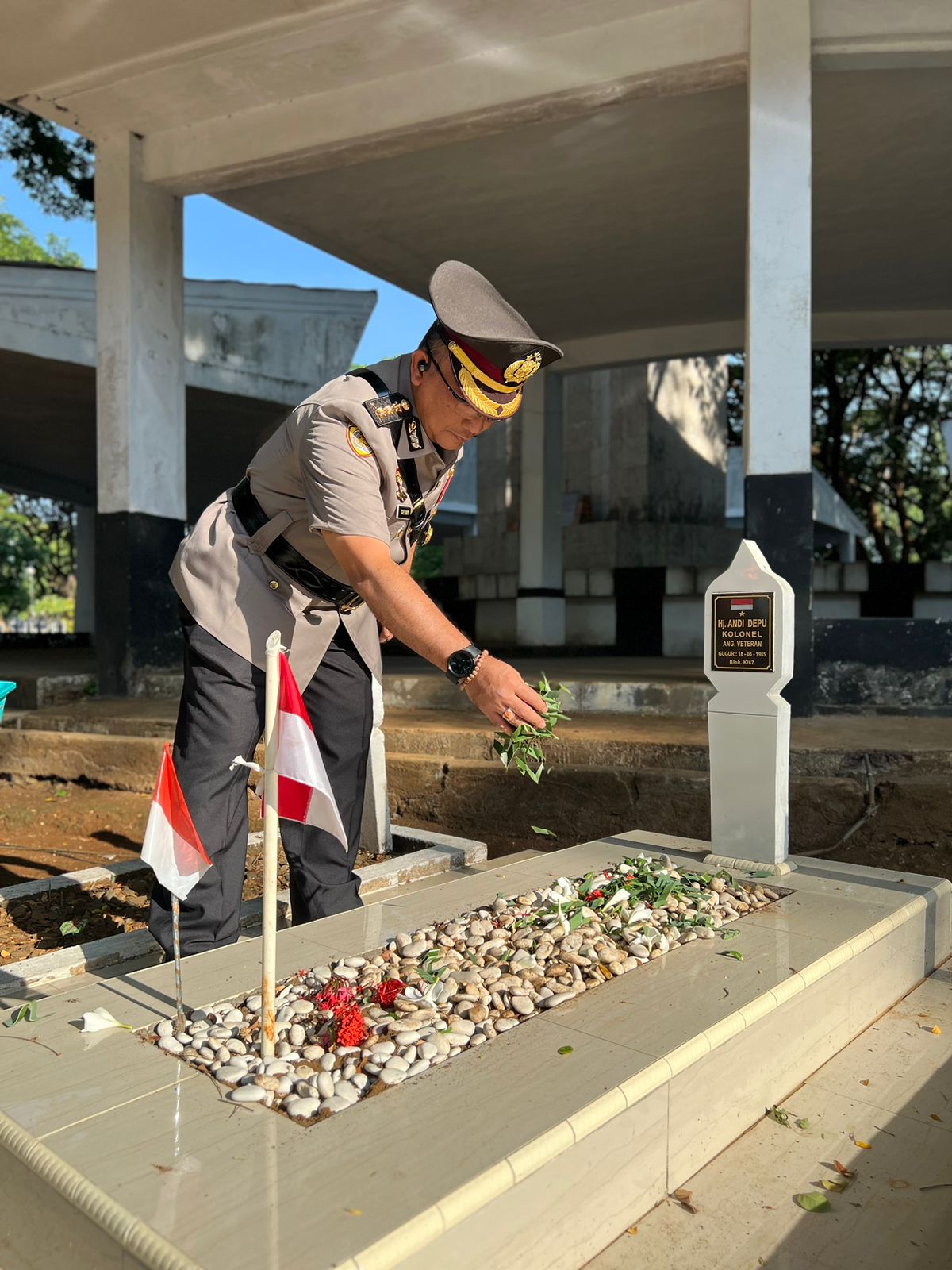 Karo SDM Polda Sulsel Ziarah dan Tabur Bunga HUT Korpri Ke-52