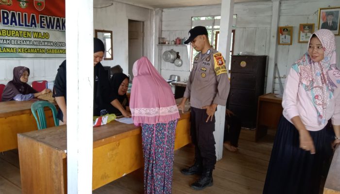 Bhabinkamtibmas Polsek Sabbangparu Polres Wajo Laksanakan Pengawalan Panyaluran Bantuan PKH