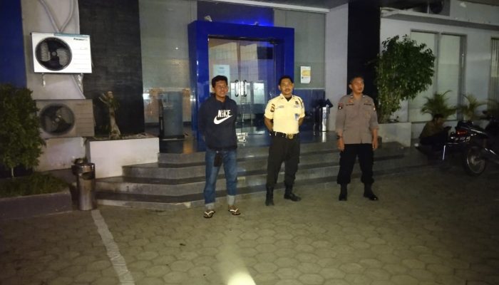 Jaga Kamtibmas di Malam Akhir Pekan, Kapolsek Watang Sawitto Turunkan Personil Lakukan Patroli