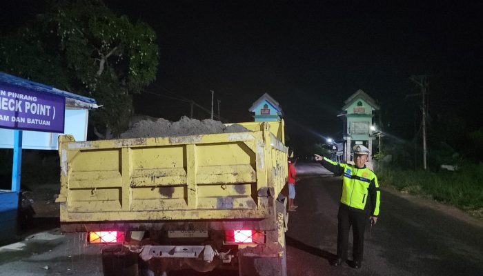 Bahayakan Pengguna Jalan, Sat Lantas Polres Pinrang Tertibkan Truk Pengangkut Tanah Dan Pasir Tanpa Penutup