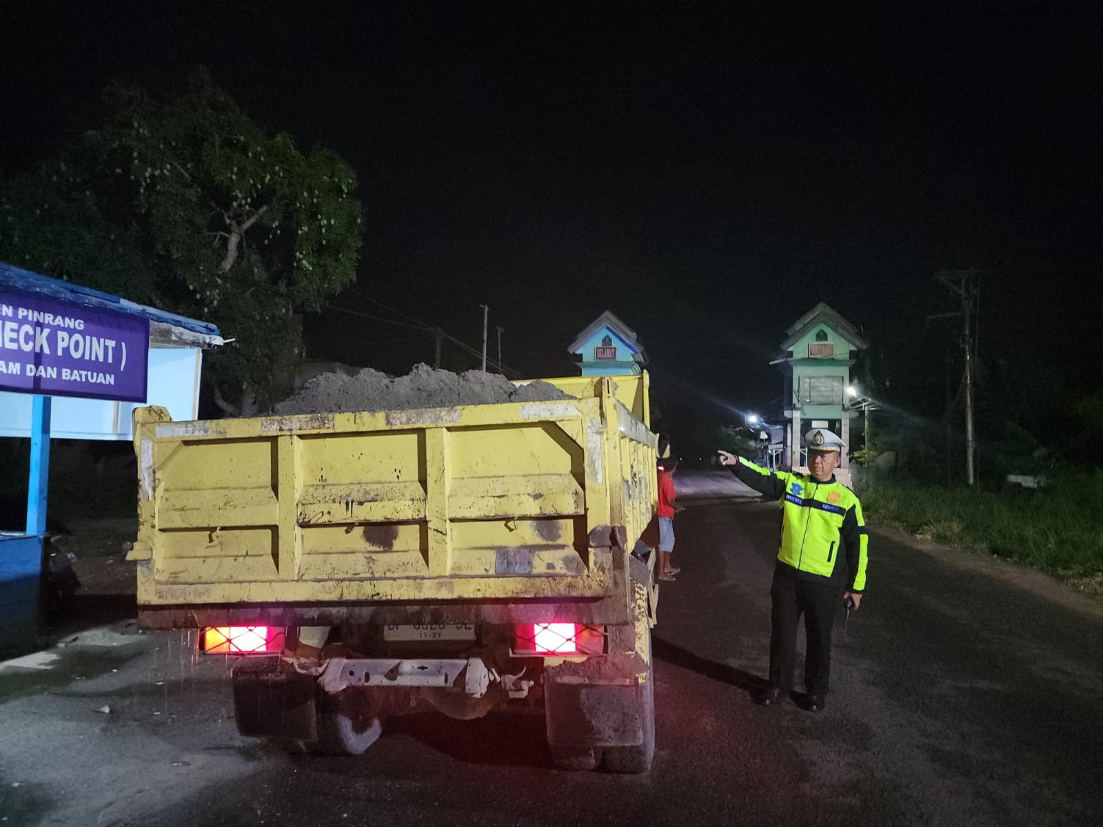 Bahayakan Pengguna Jalan, Sat Lantas Polres Pinrang Tertibkan Truk Pengangkut Tanah Dan Pasir Tanpa Penutup