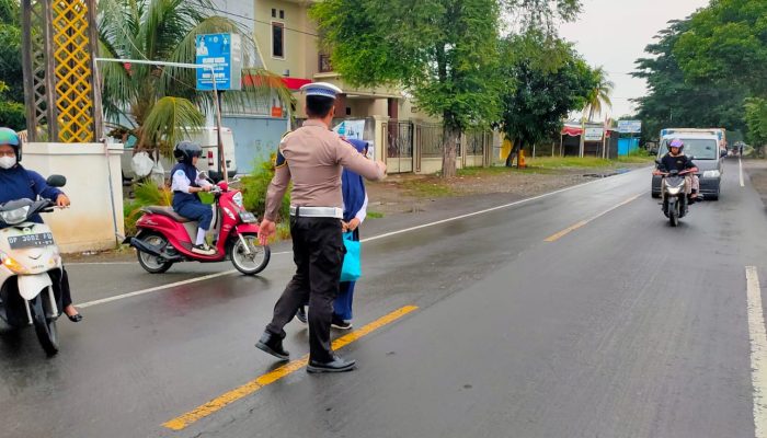 Pelayanan Prima, Sat lantas polres Luwu Laksanakan Pam Gatur Lalin Di Pagi Hari