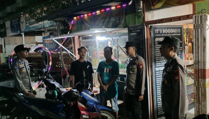 Antisipasi Gangguan Kamtibmas Di Malam Hari, Personel Polsek Sabbangparu Polres Wajo Gencarkan Patroli Blue Light
