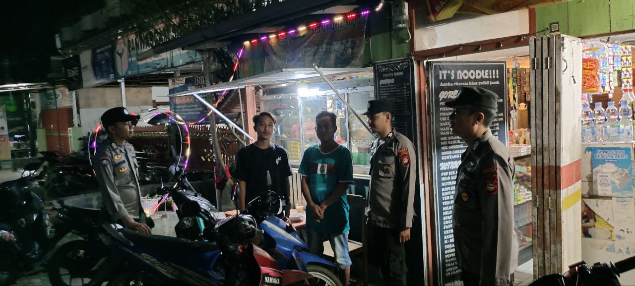 Antisipasi Gangguan Kamtibmas Di Malam Hari, Personel Polsek Sabbangparu Polres Wajo Gencarkan Patroli Blue Light