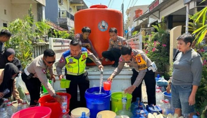 Kasat Lantas Polrestabes Makassar, Salurkan Bantuan Air Bersih Ke Warga