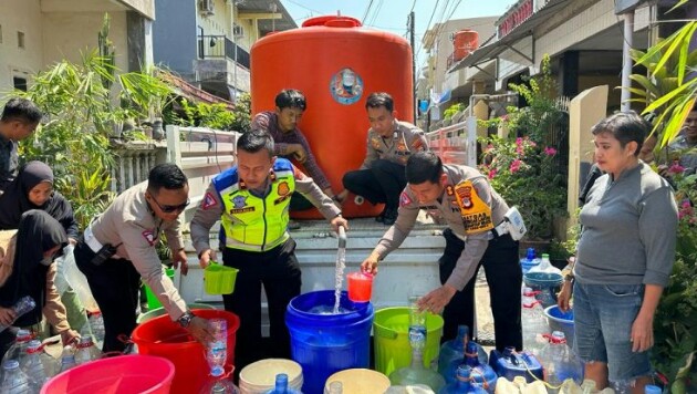 Kasat Lantas Polrestabes Makassar, Salurkan Bantuan Air Bersih Ke Warga