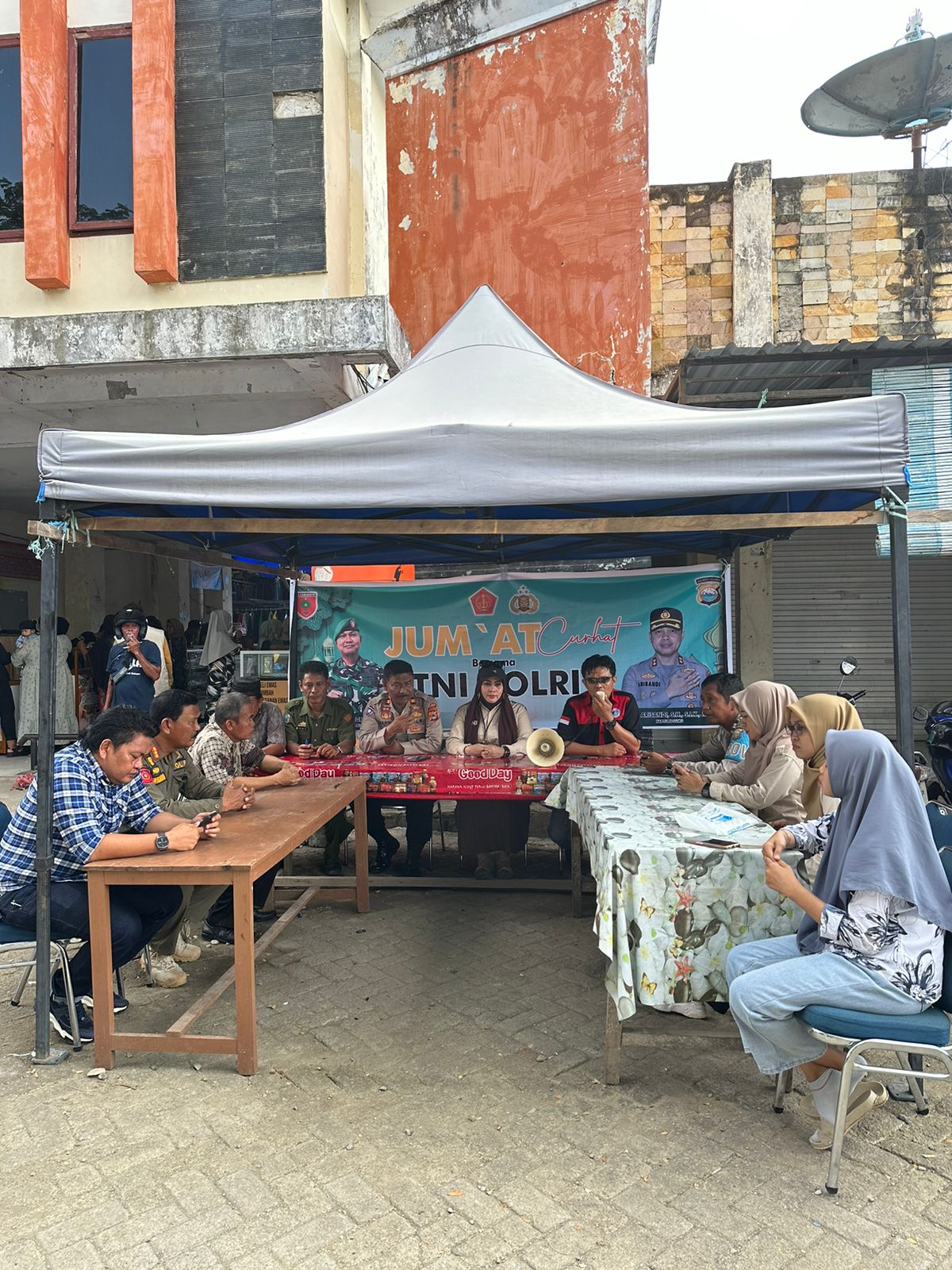 Jumat Curhat, Polres Luwu Menerima Curhat Para Pedagang Di Pasar Central Belopa Kab. Luwu