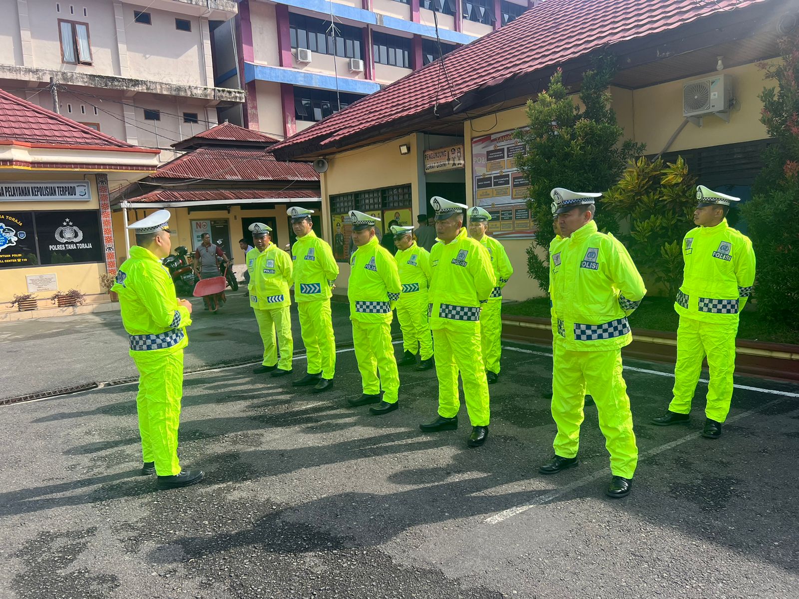 Jelang Musim Hujan Satlantas Polres Tana Toraja Menggelar Apel Jas Hujan