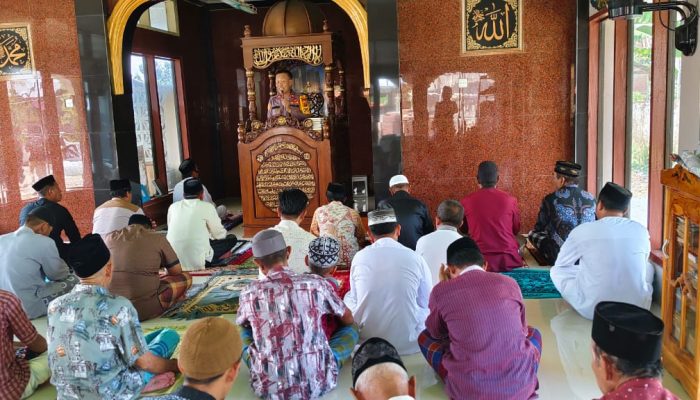 Safari Shalat Jum’at, Kapolsek Sajoanging Sampaikan Himbauan Kamtibmas Kepada jamaah Masjid Wihdathul Umma