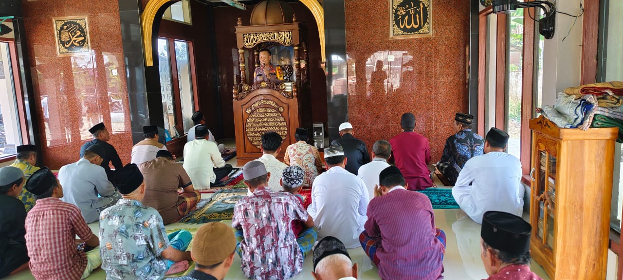 Safari Shalat Jum'at, Kapolsek Sajoanging Sampaikan Himbauan Kamtibmas Kepada jamaah Masjid Wihdathul Umma