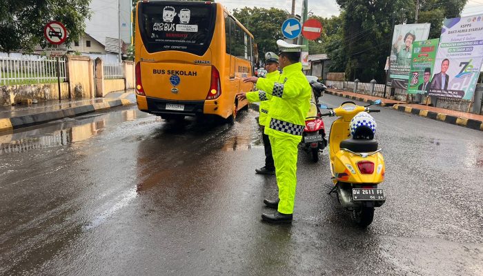 Hujan Tidak Menjadi Penghalang, Satlantas Polres Bone PAM Gerak Jalan Santai