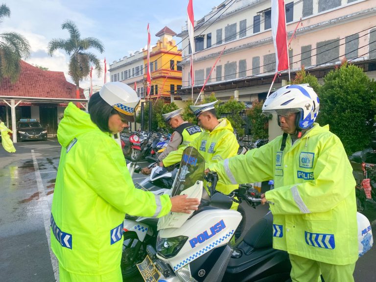 Kasat Lantas Polres Siap Tembus Hujan Dalam Menjaga Kamseltibcarlantas dikabupaten Gowa