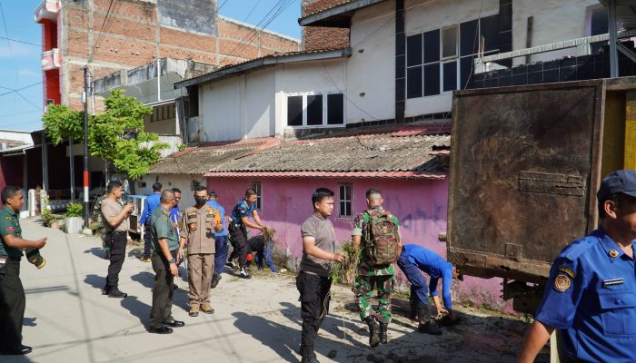 Sinergitas TNI-POLRI dan BPBD Wajo Laksanakan Kerja Bakti Dalam Rangka Cegah Banjir Di Musim Hujan