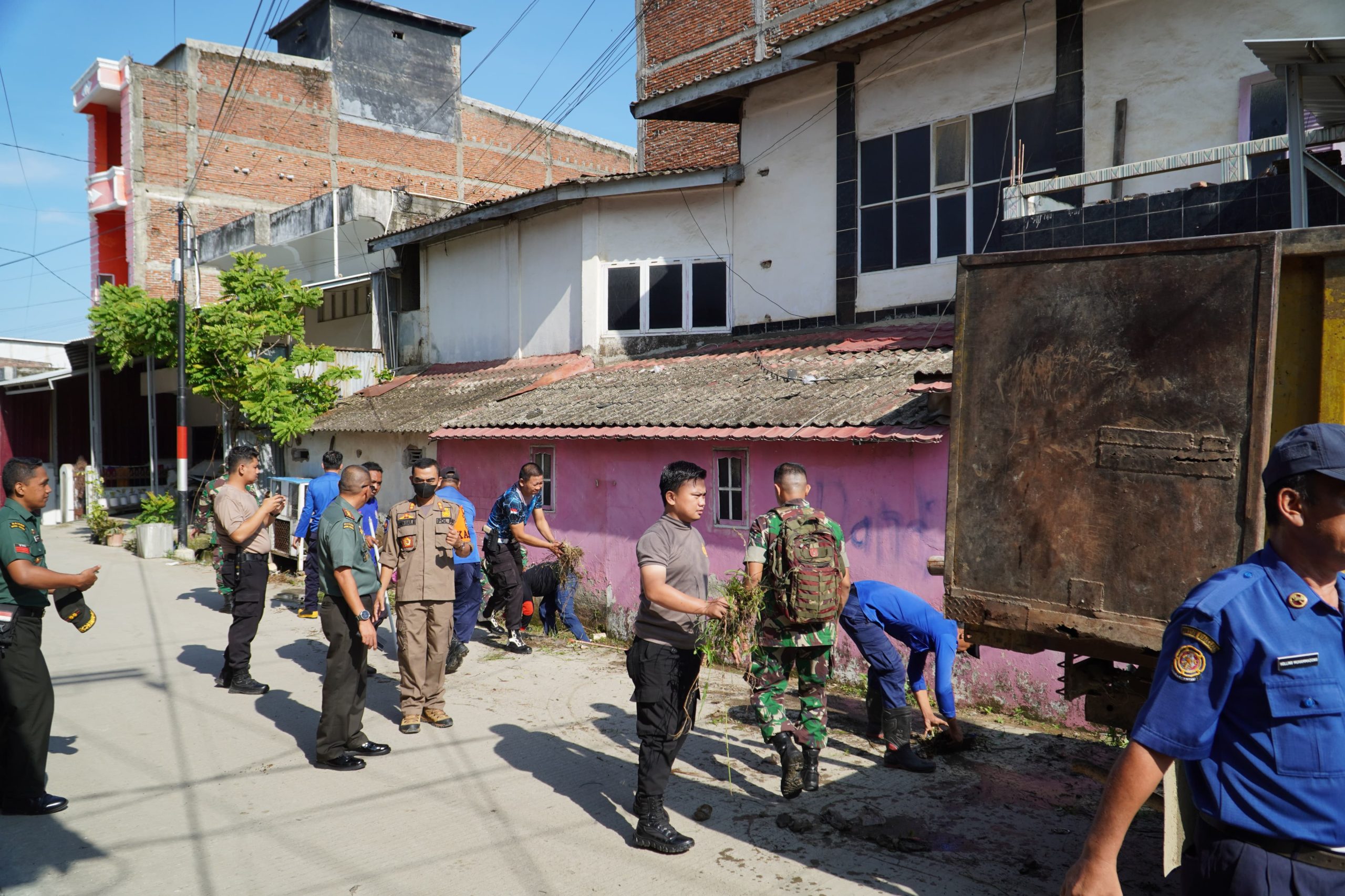 Sinergitas TNI-POLRI dan BPBD Wajo Laksanakan Kerja Bakti Dalam Rangka Cegah Banjir Di Musim Hujan