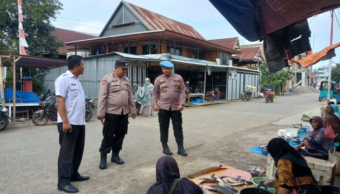 Personil Polsek Belawa Polres Wajo Beri Himbauan Kamtibmas Ke Pedagang Pasar