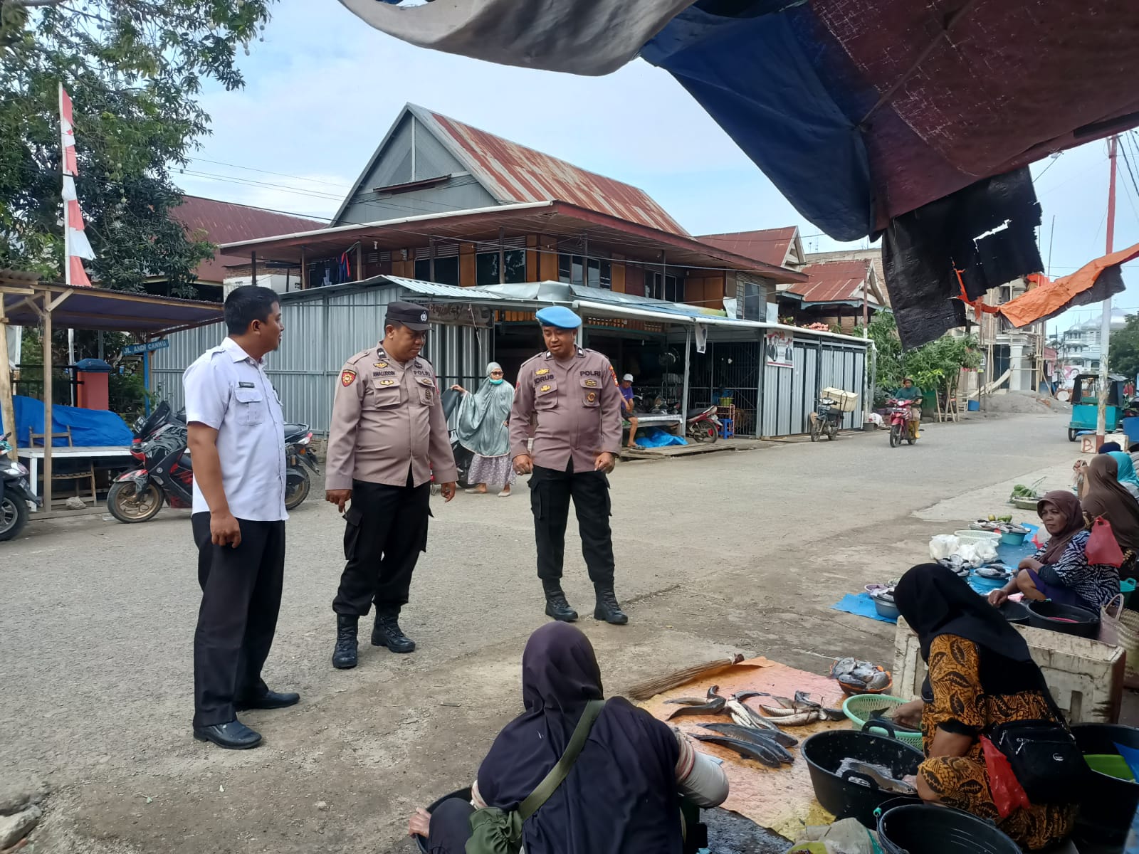 Personil Polsek Belawa Polres Wajo Beri Himbauan Kamtibmas Ke Pedagang Pasar