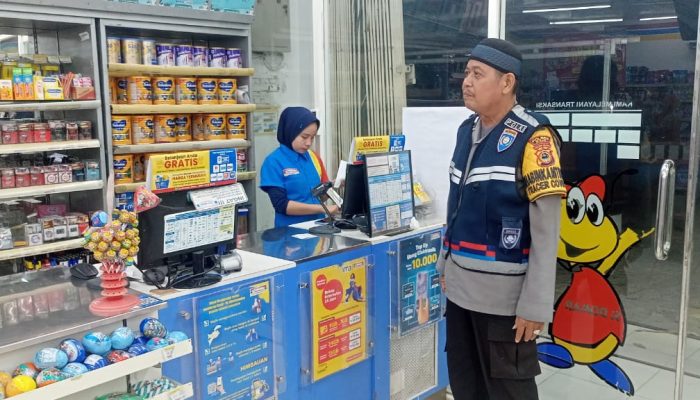 Antisipasi Gangguan Kamtibmas, Kapolsek Takkalalla Polres Wajo Pimpin Patroli Blue Light