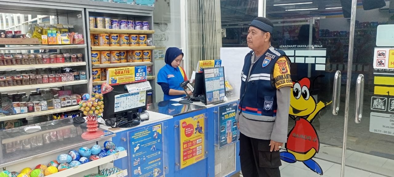 Antisipasi Gangguan Kamtibmas, Kapolsek Takkalalla Polres Wajo Pimpin Patroli Blue Light