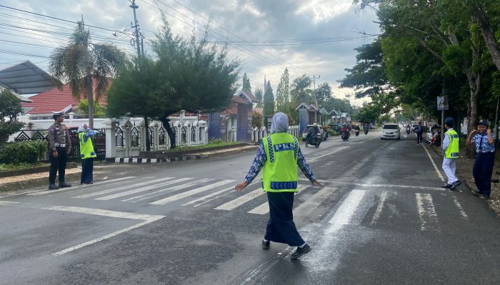 Didampingi Personel Satlantas Polres Bone, PKS SMPN 3 Laksanakan Pengaturan Lalu Lintas