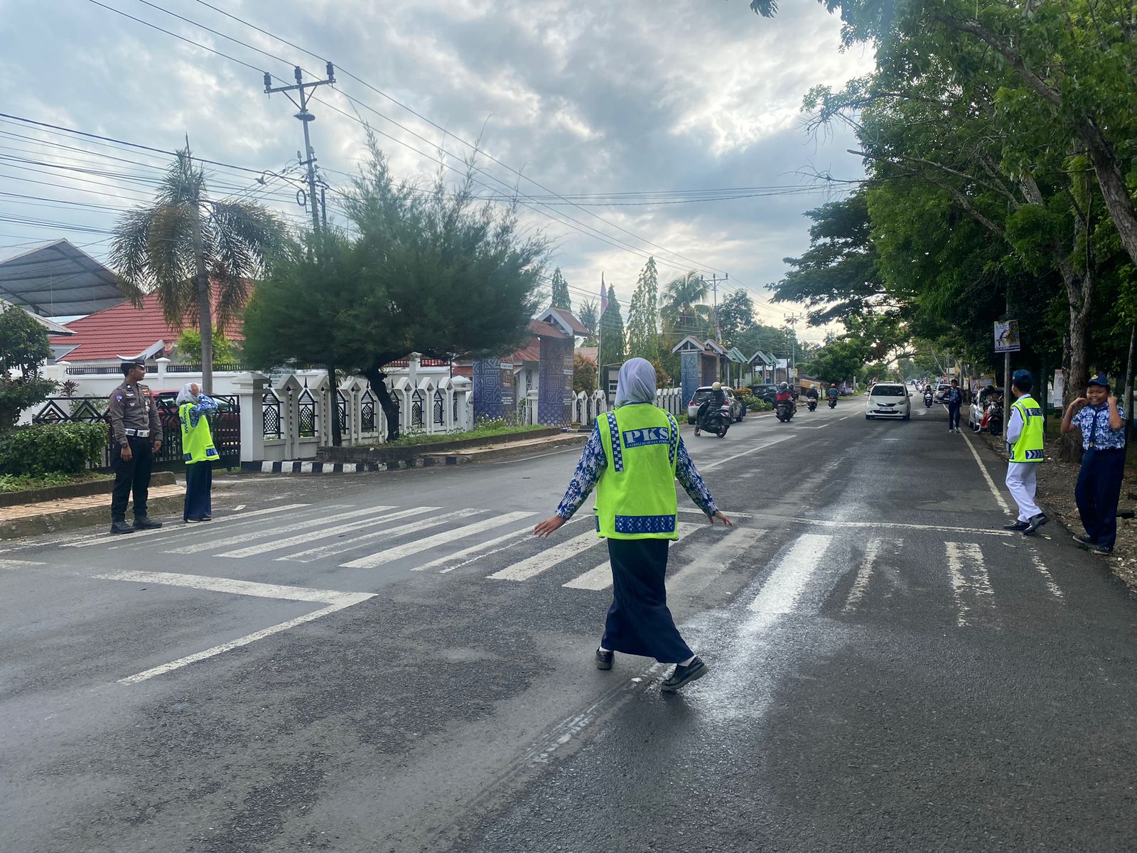 Didampingi Personel Satlantas Polres Bone, PKS SMPN 3 Laksanakan Pengaturan Lalu Lintas