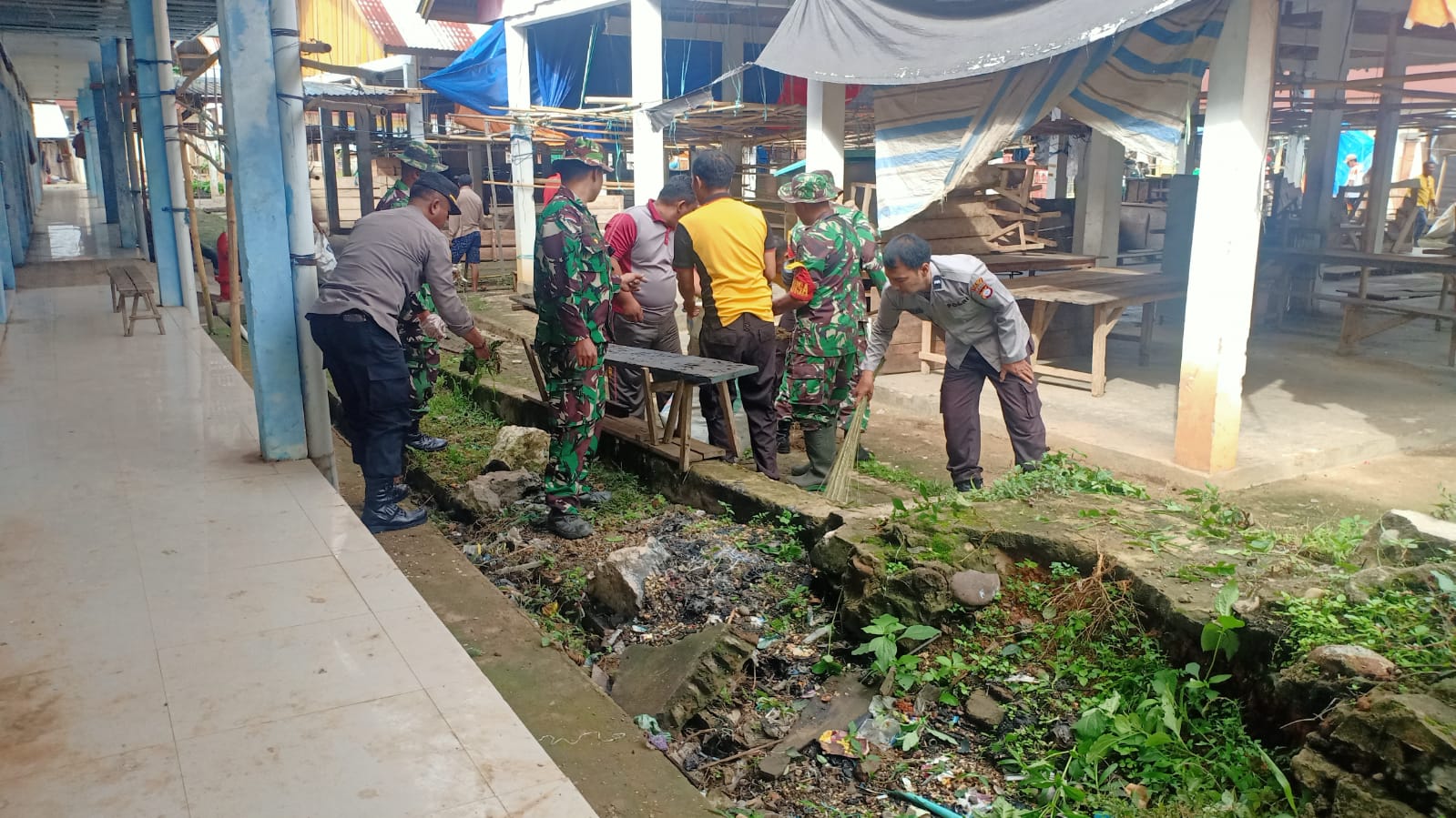 Peduli Keberhasilan Lingkungan, TNI-POLRI Laksanakan Kerja Bakti di Kompleks Pasar Rantepaoa