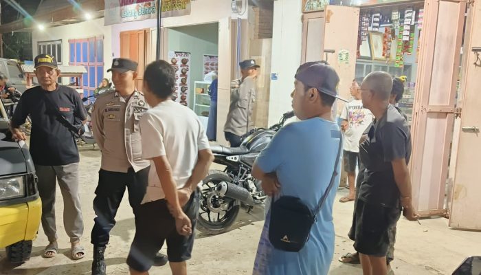 Anggota Jaga Polsek Belawa Polres Wajo Laksanakan Patroli Blue Light dan Beri Himbauan Kamtibmas Ke Warga