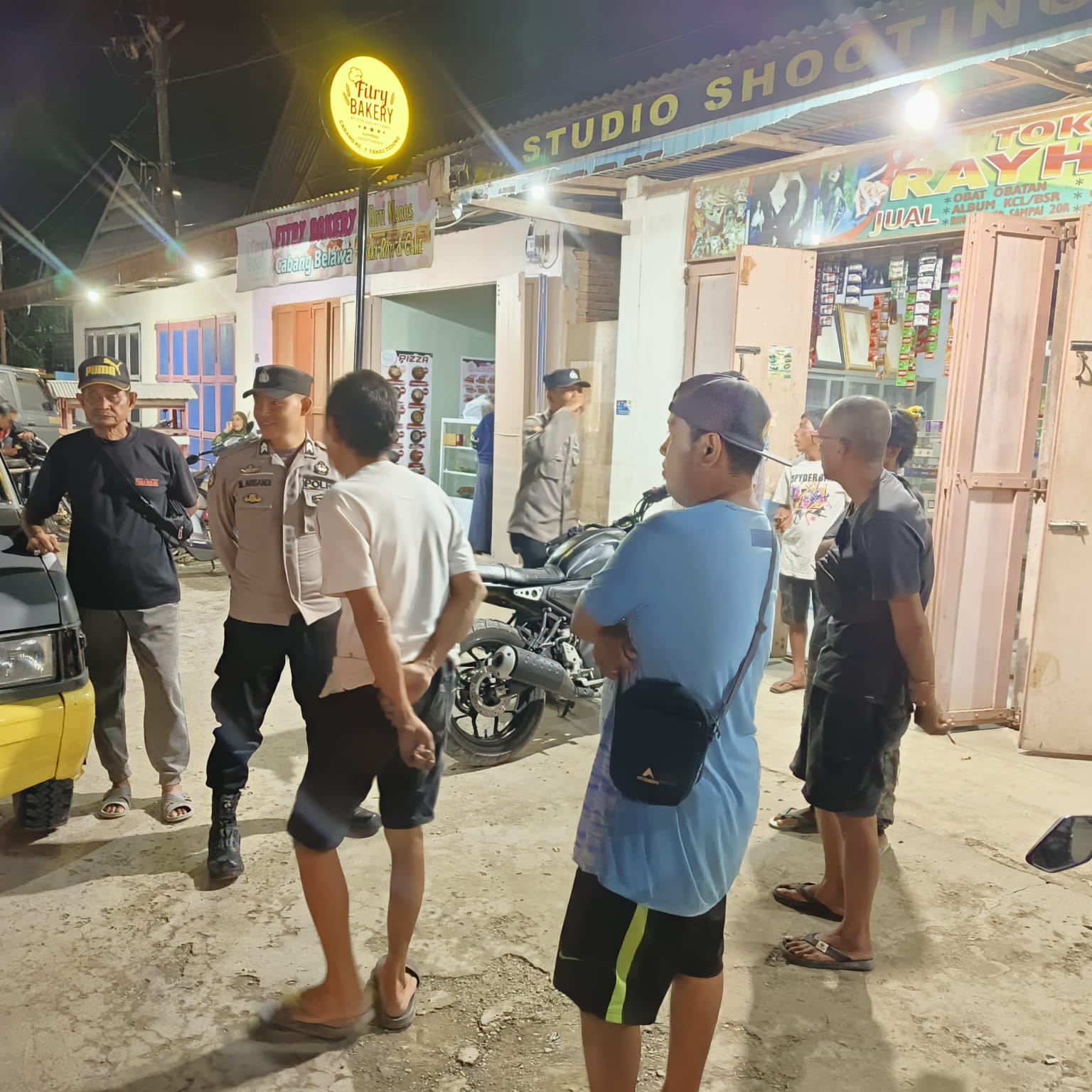 Anggota Jaga Polsek Belawa Polres Wajo Laksanakan Patroli Blue Light dan Beri Himbauan Kamtibmas Ke Warga