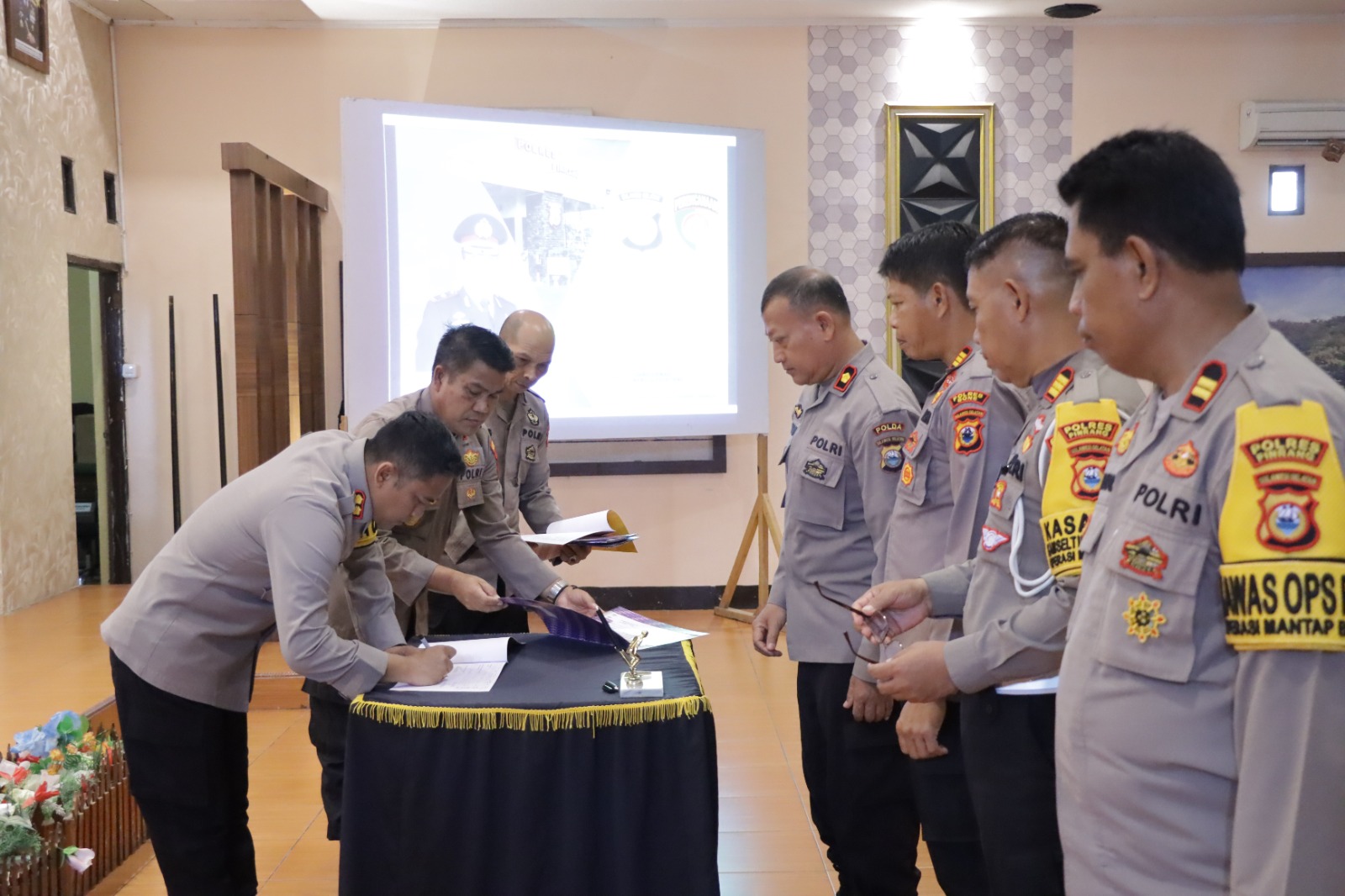 Sosialisasi Dan Penyerahan Dipa T.A. 2024 Serta Penanda Tanganan Pakta Integritas Di Lingkungan Polres Pinrang