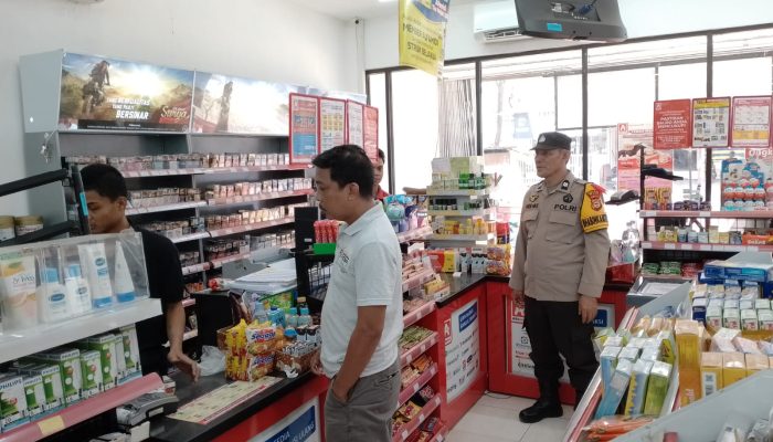 Antisipasi Gangguan Kamtibmas, Personil Polsek Tempe Laksanakan Patroli Dialogis di Toko Modern