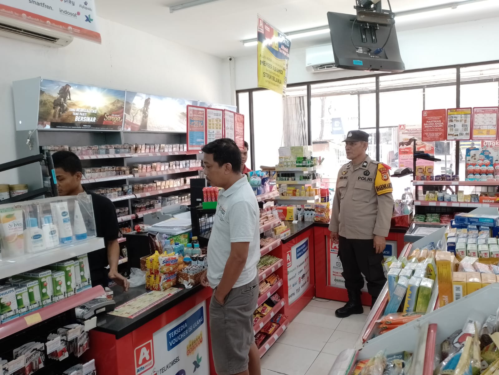 Antisipasi Gangguan Kamtibmas, Personil Polsek Tempe Laksanakan Patroli Dialogis di Toko Modern