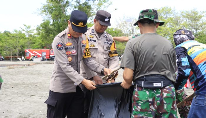 Polres Bulukumba Ikut Serta Aksi Bersih-bersih Di Pantai Merpati
