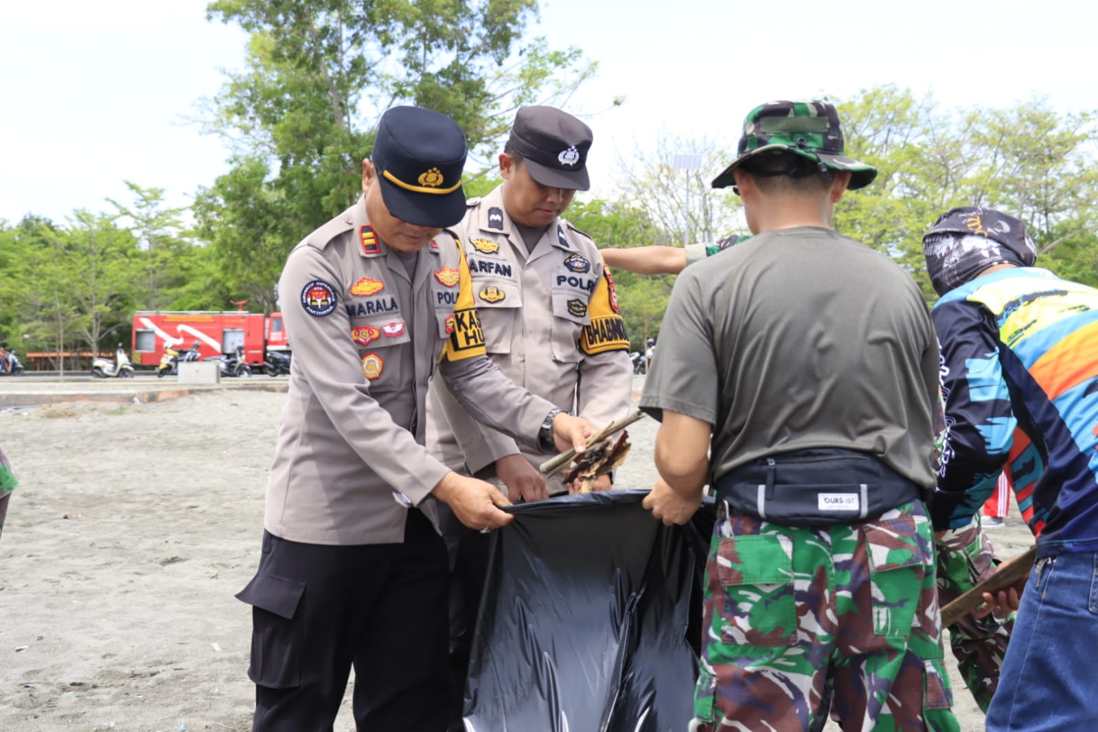 Polres Bulukumba Ikut Serta Aksi Bersih-bersih Di Pantai Merpati