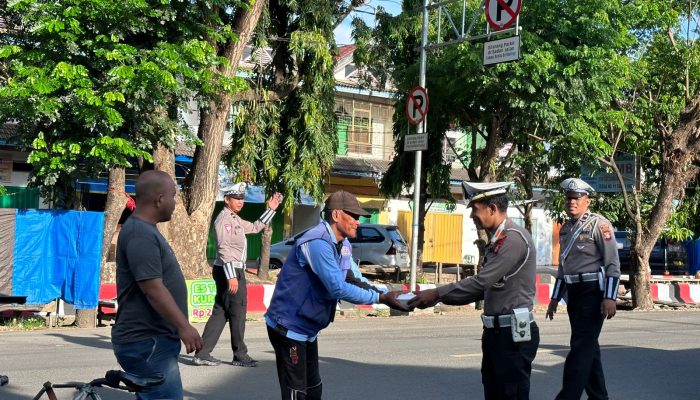 Raih Jum’at Berkah, Sat Lantas Polres Sinjai Kembali Berbagi Kepada Sesama