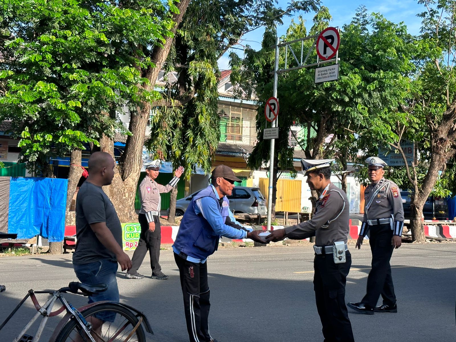 Raih Jum'at Berkah, Sat Lantas Polres Sinjai Kembali Berbagi Kepada Sesama