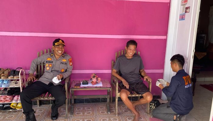 Wujud Empati, Kabag SDM Polres Palopo Berkunjung Kerumah Personil Yang Sedang Sakit